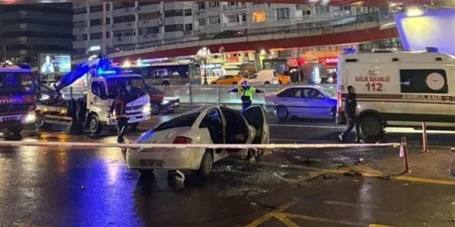 Kontrolden çıkan otomobil Sıhhiye Köprüsü’nden uçtu