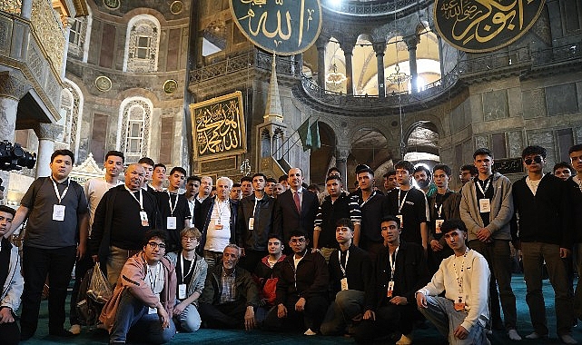 Lider Altay “Genç Seyyah” Projesi ile İstanbul Seyahatine Katılan Öğrencilerle Buluştu