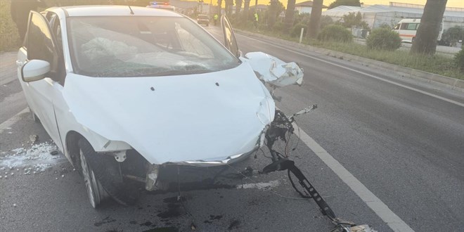Mersin’de refüje çarpan otomobildeki 3 kişi yaralandı