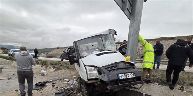 Minibüs evvel arabaya sonra tabelaya çarptı: 1 meyyit