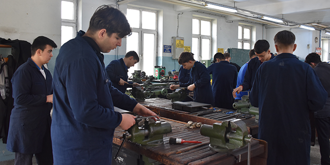 Okul değil üretim merkezi: 5 fabrikanın siparişleri liseli gençlere emanet