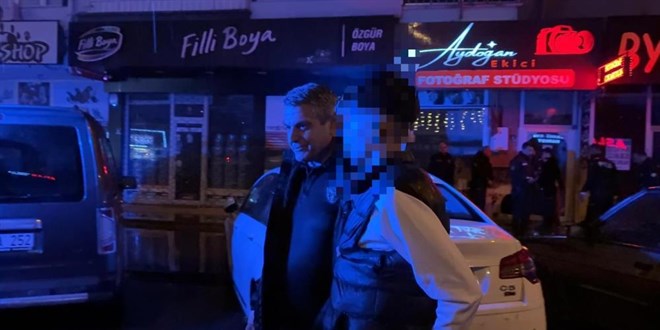 Sokak ortasında tüfekle dolaşan çocuk, kovalamaca sonucu yakalandı