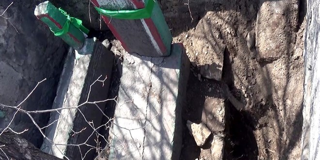 Tarihi türbeye define hafriyatı: Mezarlar tahrip edildi
